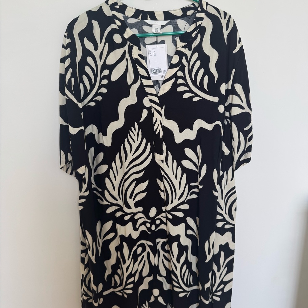 Black and White Patterned Women's Coverup